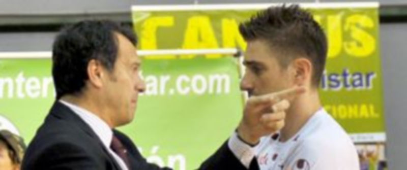 Geison recibe instrucciones de su entrenador durante un partido. / Kamarero