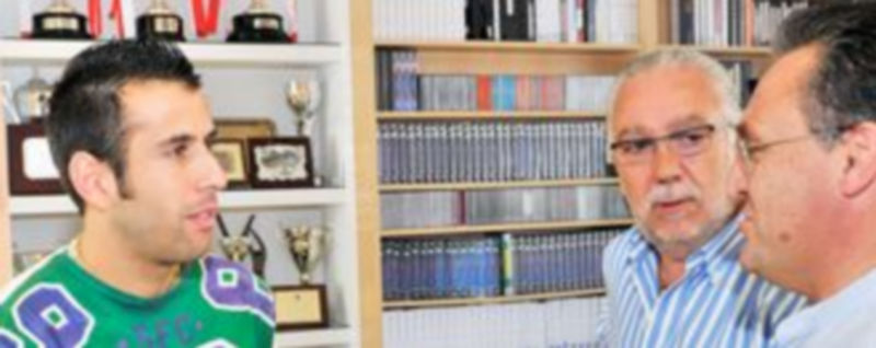 Fabián (izq.) charlando con los directivos Jesús Fernández y Miguel de Diego. / Kamarero