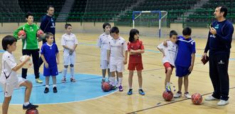 Jesús Velasco explica a los alevines del Caja un ejercicio./ Kamarero