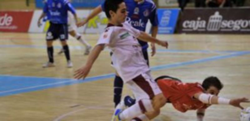 Varios jugadores del Caja Segovia celebran uno de los dos goles marcados anoche en Manzanares. / Pablo Lorente.