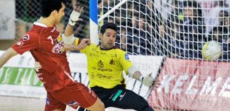 De esta forma consiguió Esquerdinha marcar el 1-2 tras rechazar Cidao el penalti ejecutado por el que fue jugador del Caja la pasada temporada. / Kamarero