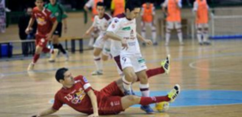 Kike se lanza a los pies de Borja Díaz en el encuentro que disputaron Caja y ElPozo en el Pedro Delgado. /Kamarero