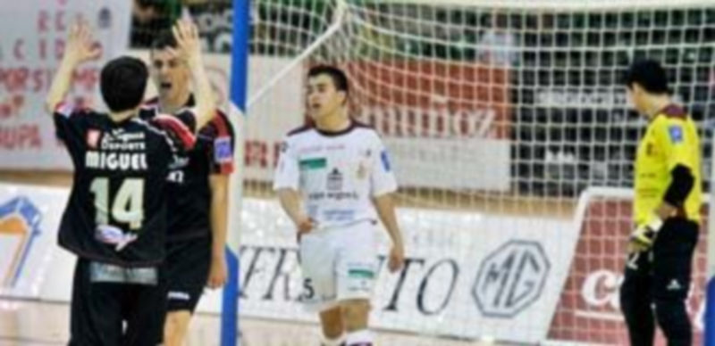 Dos jugadores del Umacón Zaragoza celebran uno de los goles conseguidos por el conjunto maño en el Pedro Delgado