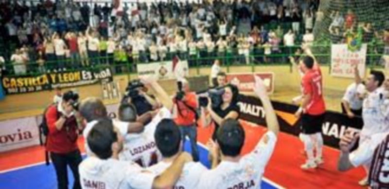 Varios jugadores de la plantilla del año pasado del Caja Segovia celebran una victoria con un grupo de aficionados en el Pedro Delgado. / Kamarero