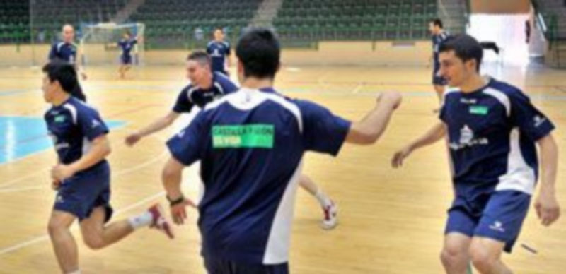 Los jugadores del Caja Segovia realizan el calentamiento previo al entrenamiento con un original ejercicio ideado por el preparador físico. / Kamarero