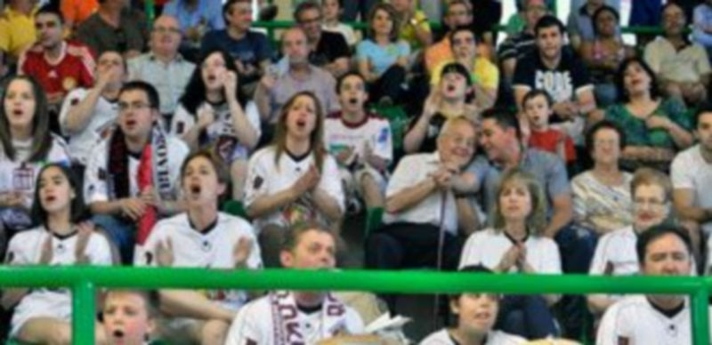 Diversos aficionados del CD La Escuela animan al equipo durante uno de los encuentros jugados en casa./ Kamarero