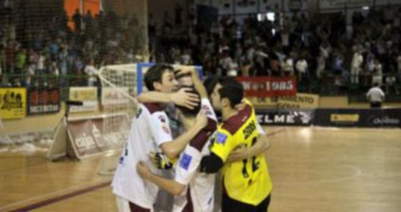 Los jugadores del Caja Segovia se abrazan tras la consecución de uno de los goles en el último encuentro oficial jugado por el equipo en el Pedro Delgado ante ElPozo Murcia. / Kamarero