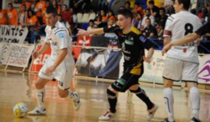 Antoñito no llega a presionar el avance de Yoni tras el bloqueo realizado por Pîzarro. / Liga nacional de fútbol sala