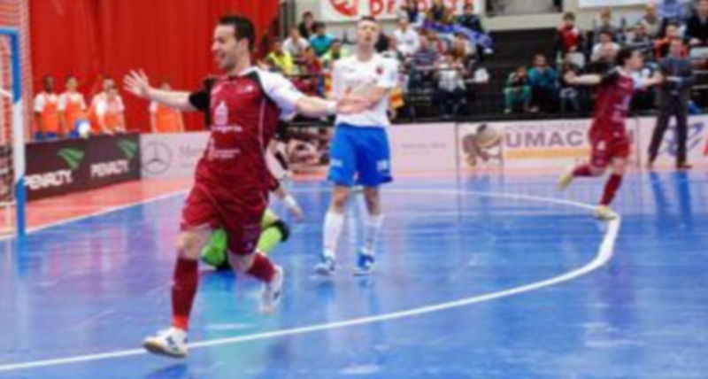 José Carlos celebra el primer gol cajista en Zaragoza. / PAZ BELMONTE