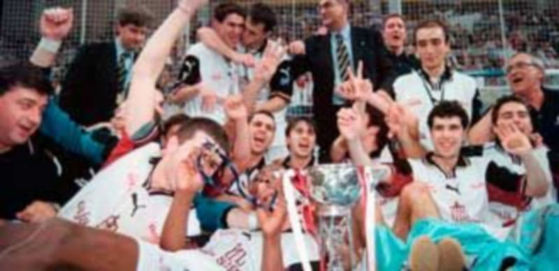 La plantilla del Caja Segovia de 2000 celebra su triunfo en la Copa de España celebrada en Torrejón de Ardoz. / Juan Martín