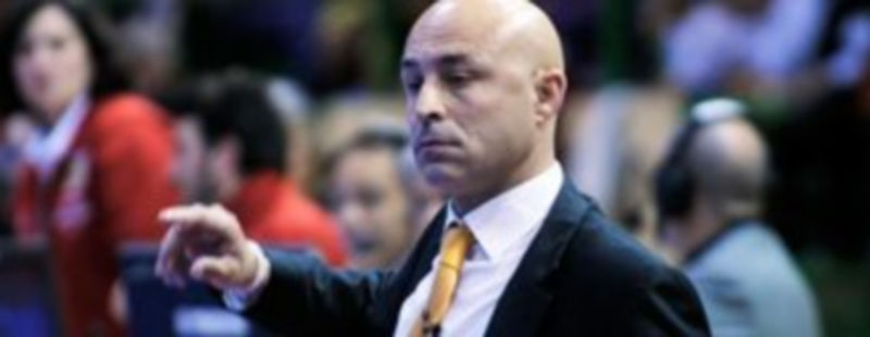 Juanito realiza un gesto con el brazo desde la banda. / kamarero