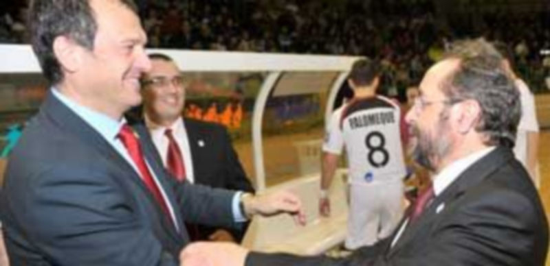 Pepelu (dcha) se saluda con Jesús Velasco. / Kamarero