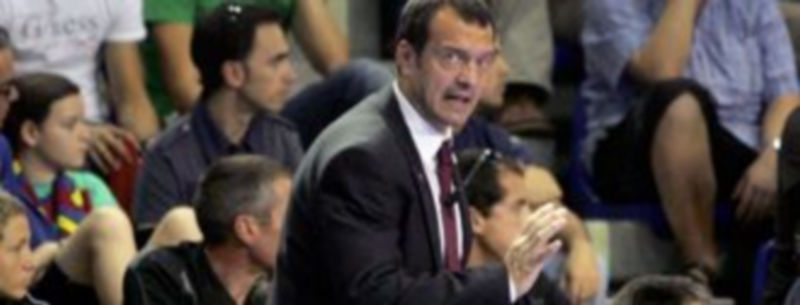 Jesús Velasco da instrucciones a sus jugadores en el encuentro disputado ayer en el Palau Blaugrana / www.pivo.co.jp