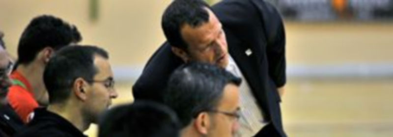 Jesús Velasco recibe información de Isaías en un encuentro disputado en el Pedro Delgado esta temporada. / Kamarero