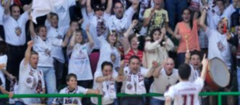 Esquerdinha celebra con los aficionados el gol que le dio la victoria definitiva al Caja Segovia. / Kamarero.