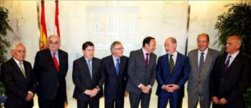 l presidente del Gobierno de la Rioja (4d) posa con los presidentes de las siete cajas que forman parte del Sistema Institucional de Protección (SIP) hoy en Logroño./ EFE