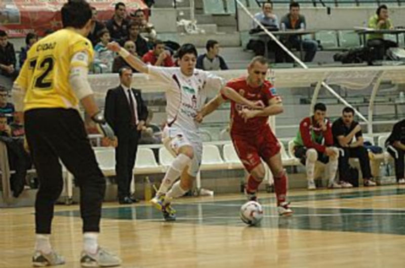 Cidao observa cómo Matías y Dani Salgado pelean por un balón dividido en el encuentro jugado ayer. /Liga Nacional de Fútbol Sala
