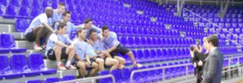 Los jugadores del Caja Segovia posan en las gradas del Palau Blaugrana momentos antes de la disputa del primer partido de la eliminatoria final por el título de Liga. / JAVIER MARTÍN