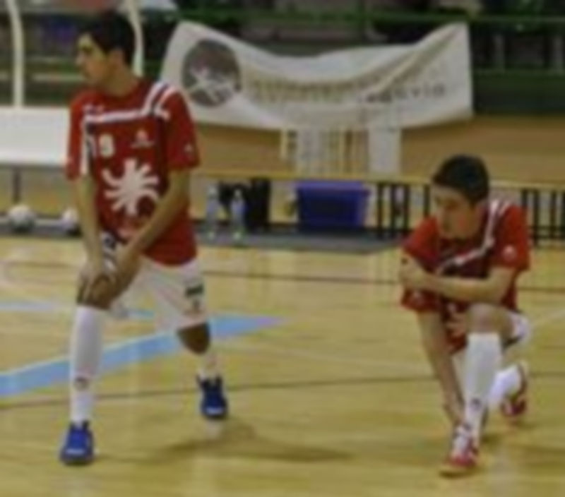 El canterano Jorge realiza estiramientos junto a Geison en un entrenamiento del Caja Segovia. / Juan Martín