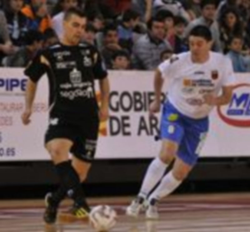 Lozano controla la pelota ante la oposición de Euler