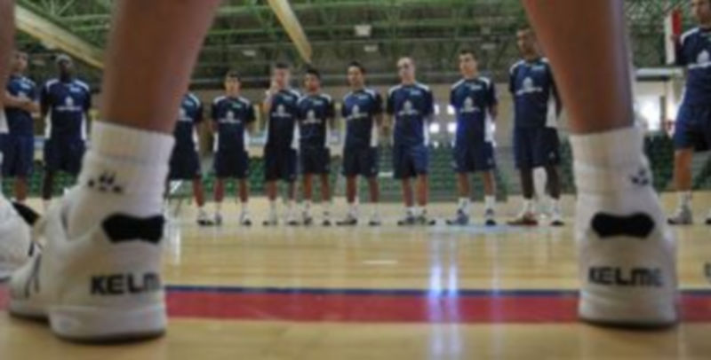 Los jugadores del Caja Segovia escuchan con atención las palabras de su entrenador antes de comenzar el primer entrenamiento de la pretemporada. / Juan Martín