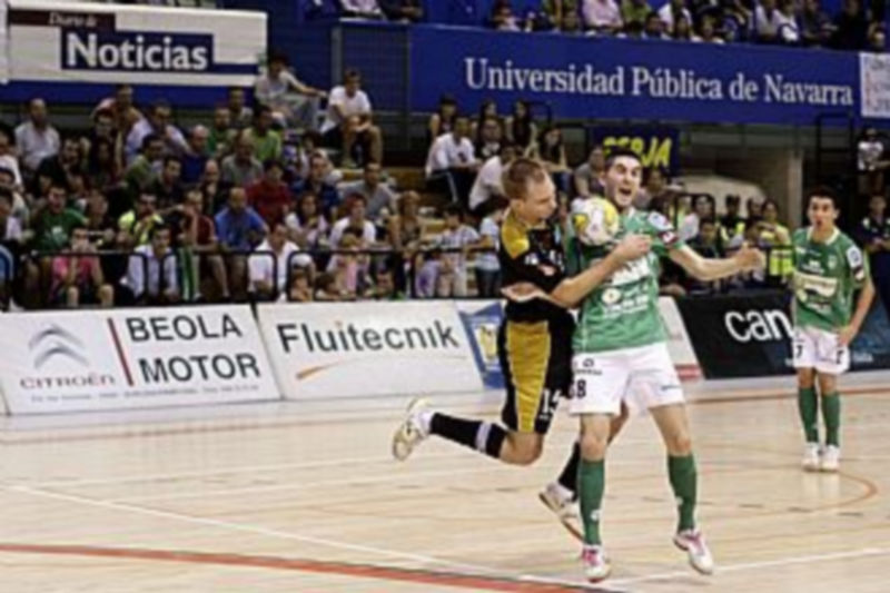 Kristjan intenta que Mimi no controle la pelota en un momento del encuentro. / LNFS.