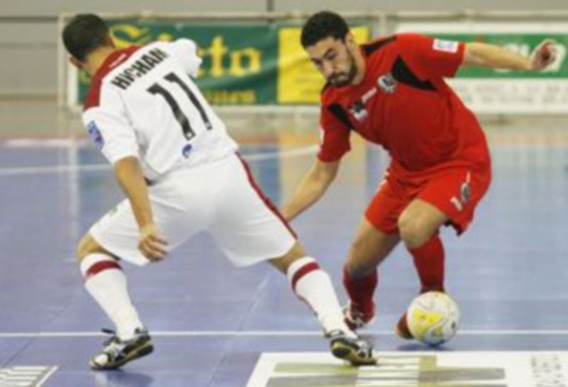 Hicham ve cómo el jugador del Puertollano consigue zafarse de su marca entrando por la izquierda. / LNFS.
