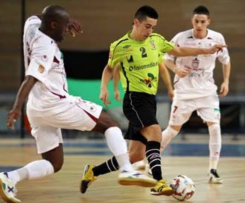 Un jugador manacorí intenta escapar con el balón controlado ante la entrada de Tobe.  / LNFS.