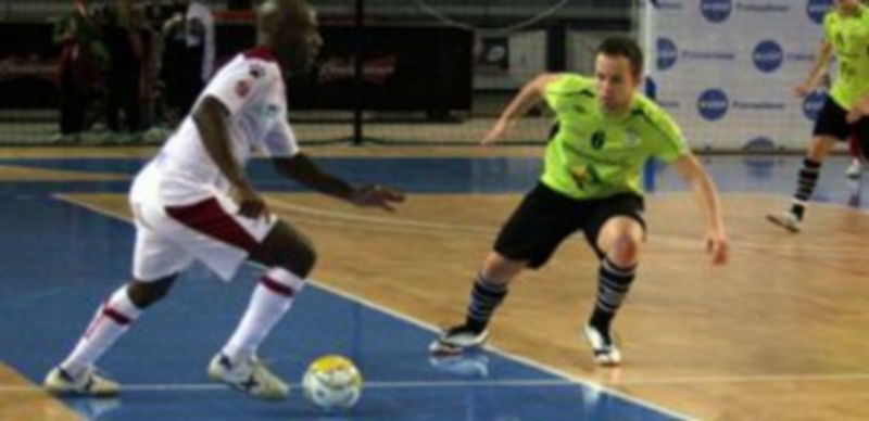 Tobe controla el balón ante Paulinho. / LNFS.