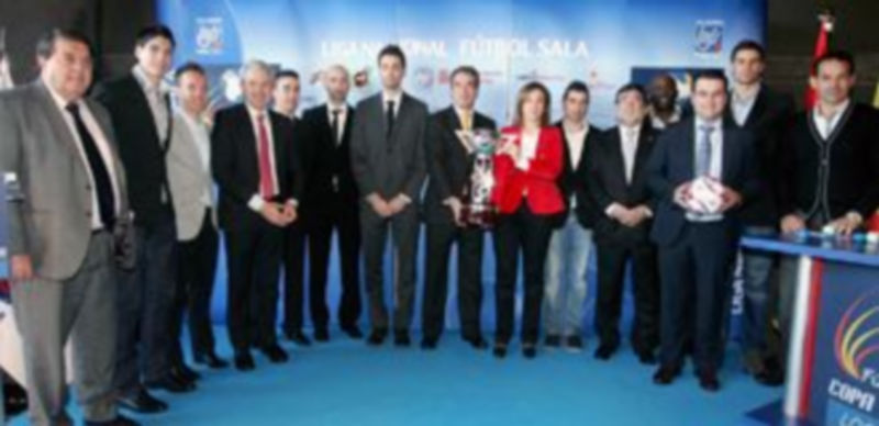 Foto de familia con los protagonistas del sorteo de los emparejamientos de la Copa de España 2012