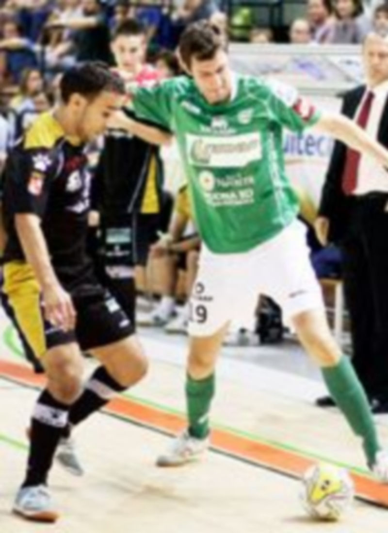 Hicham presiona a Juanra en un momento del encuentro de ida disputado en Navarra. /Diario de Navarra