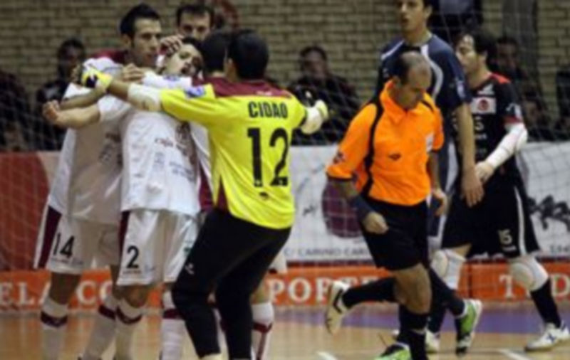 Los jugadores del Caja se abrazan tras la consecución de uno de los cuatro goles que el equipo marcó en el partido de ida jugado en Tudela. / lnfs