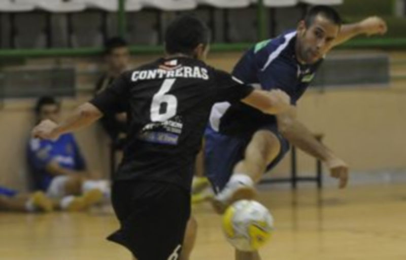 Fabián dispara a puerta en el amistoso ante el Puertollano. / Alberto Benavente