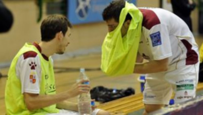 Borja Blanco conversa con Lolo durante un momento del encuentro que el Caja Segovia jugó contra ElPozo en el Pedro Delgado. / Juan Martín