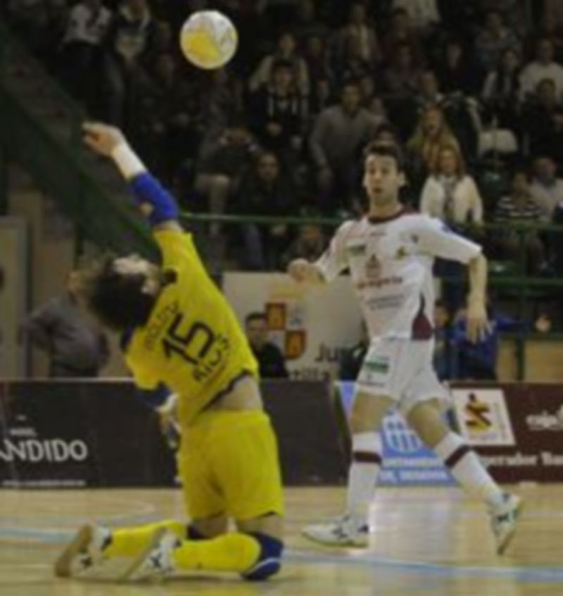 Sergio González supera a Molina por alto en el último partido disputado entre el Caja y el Ribera de Navarra. / Juan Martín