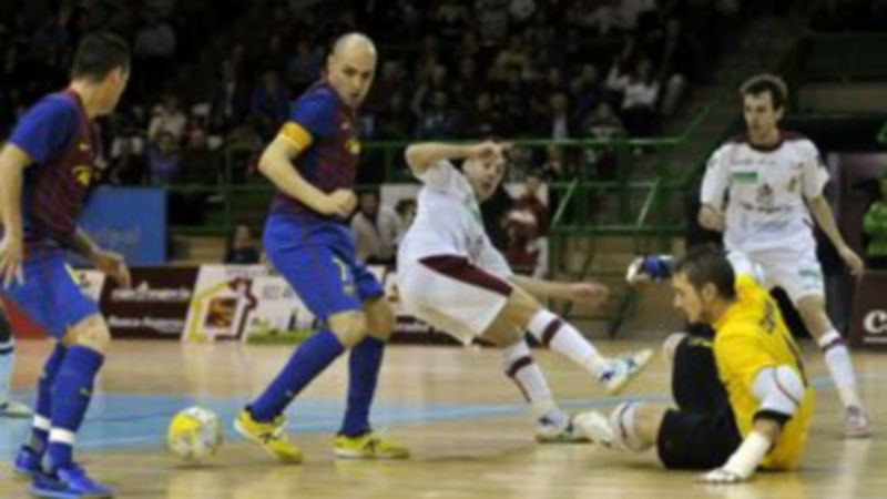 Sergio González no puede rematar a gol en la imagen correspondiente al último partido jugado por el Caja Segovia ante el FC Barcelona en el Pedro Delgado. / Juan Martín