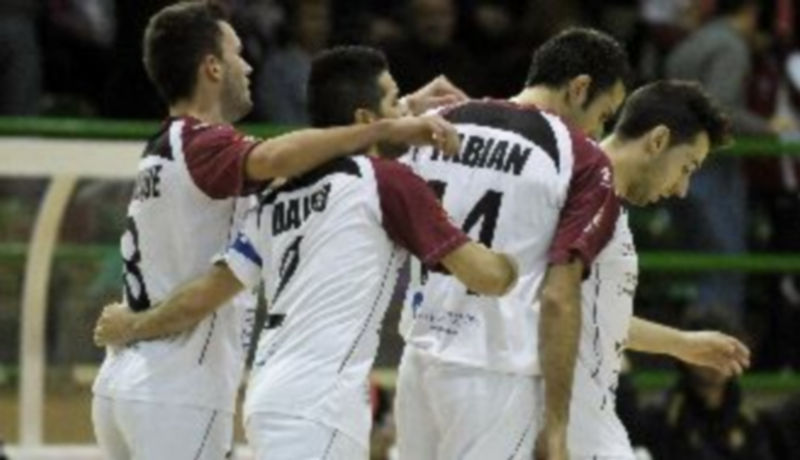 Varios jugadores del Caja Segovia se abrazan
