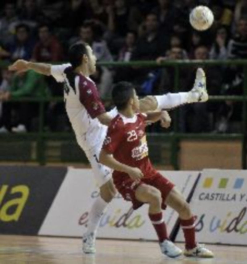 Fabián se adelanta al jugador de ElPozo