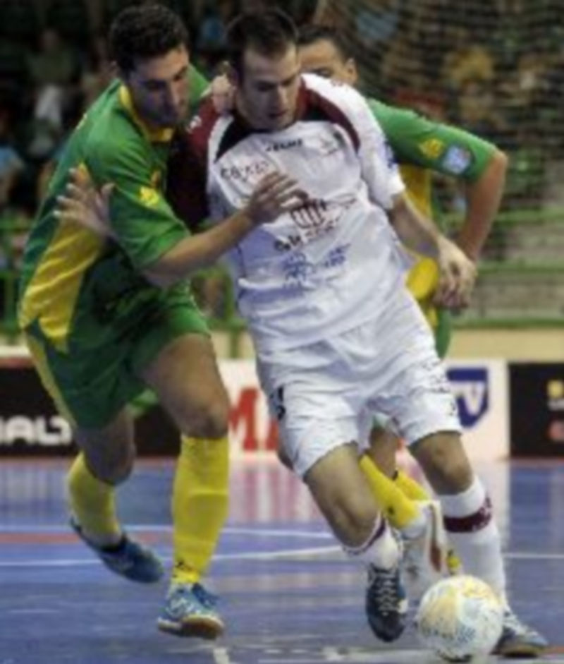 Fabián conduce el balón con un rival del Colegios Arenas Gáldar a su espalda. / Juan Martín