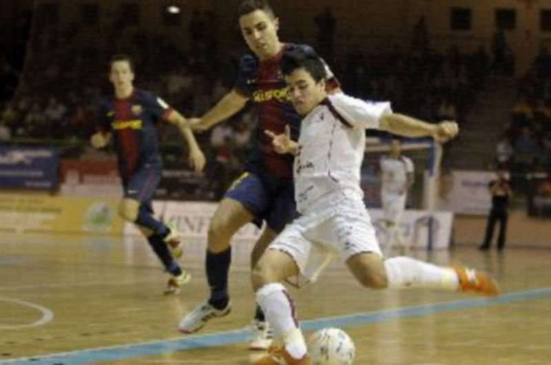 Víctor intenta golpear la pelota ante la oposición de Aicardo. / Juan Martín