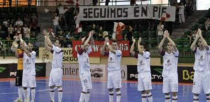 Los jugadores del Caja saludan a la afición en su salida a la cancha. / J. Martín