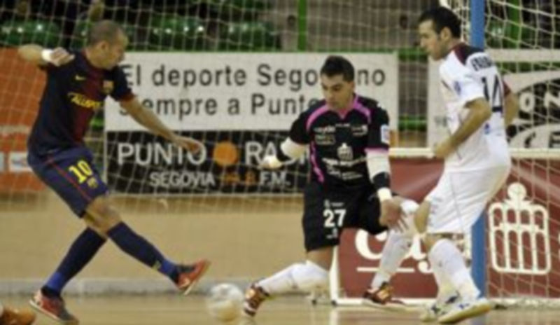 Jesús Herrero y Fabián tratan de evitar un gol de Igor durante el encuentro que jugaron Caja Segovia y FC Barcelona en el Pedro Delgado. / Juan Martín