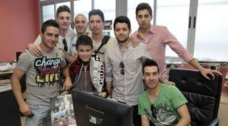 Varios jugadores del Caja Segovia se hicieron una fotografía con un niño que se inscribió en el campus del club. / Juan Martín