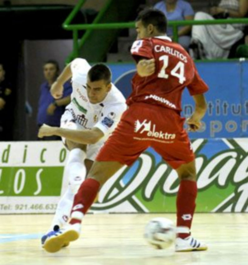 Sergio Lozano golpea el balón entre las piernas de Carlitos