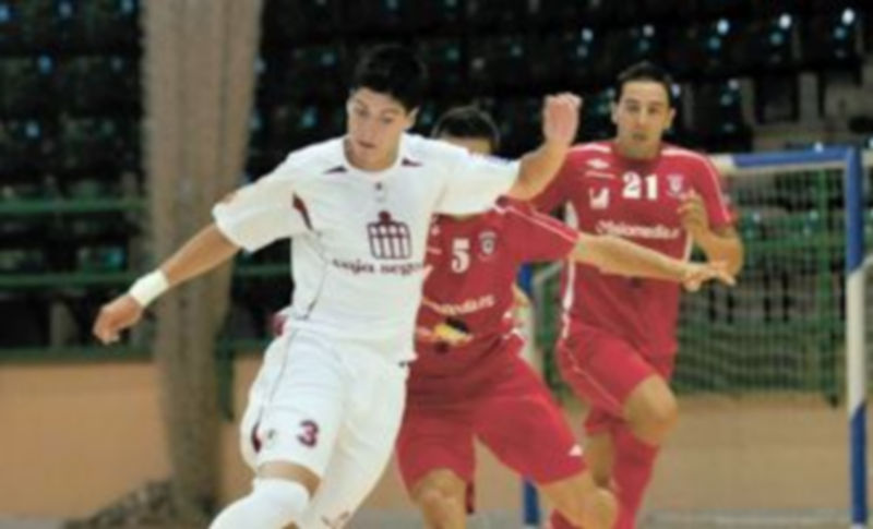 Matías controla el balón ante un jugador del Manacor en la imagen de archivo. / Juan Martín