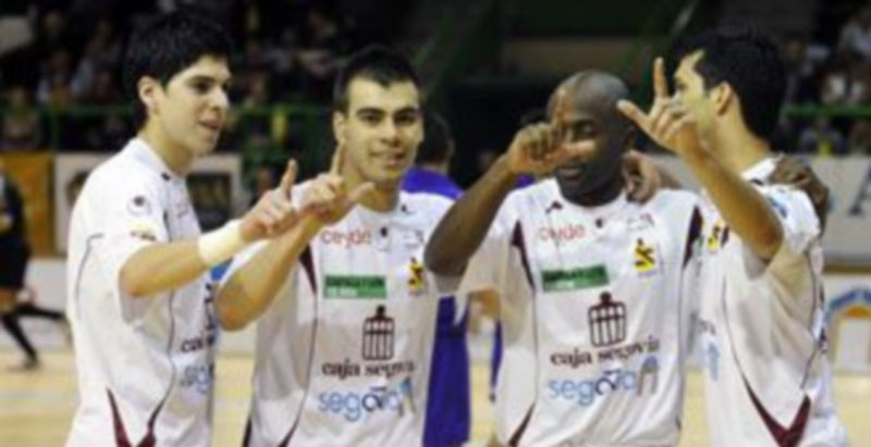 Cuatro jugadores del Caja celebran uno de los goles logrados. / JUAN MARTÍN