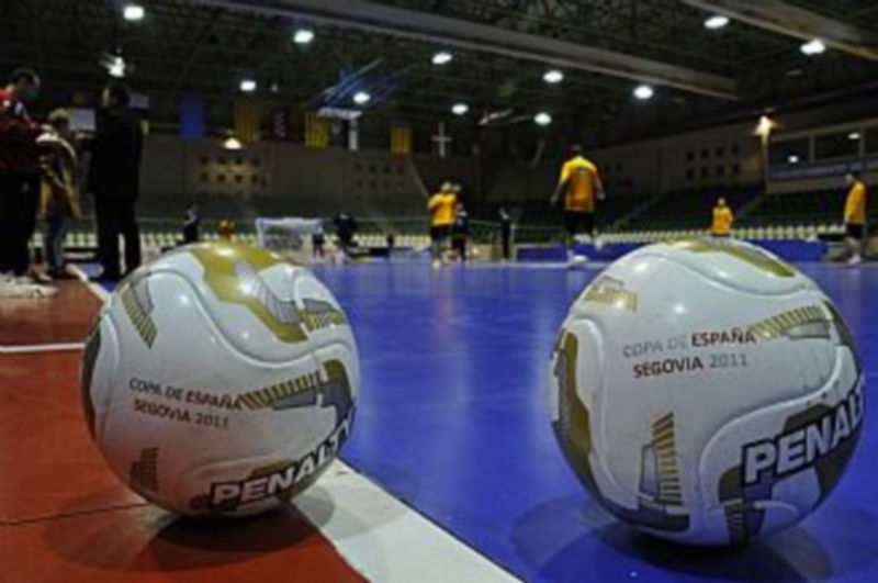 Dos de los balones con los que se jugará la vigésimo segunda edición de la Copa de España