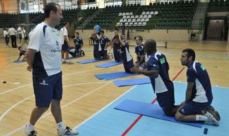 Jesús Velasco observa las evoluciones de sus jugadores durante un entrenamiento de esta pretemporada. / Juan Martín