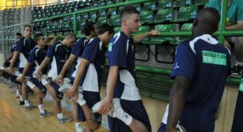 Los jugadores de Caja Segovia realizan ejercicios de estiramientos durante una sesión preparatoria. / Juan Martín