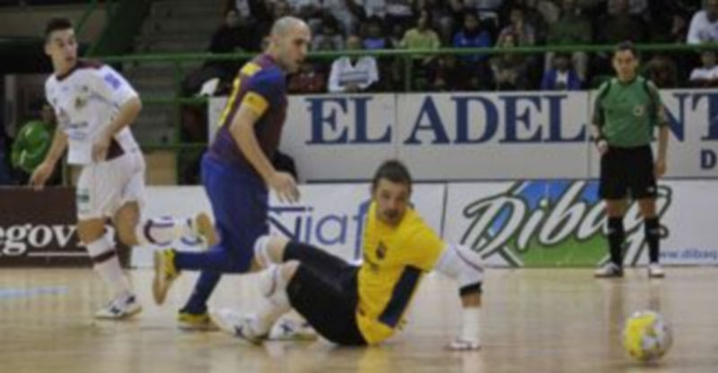 Sergio supera a Cristian con un taconazo en el 1-1. / J.M.